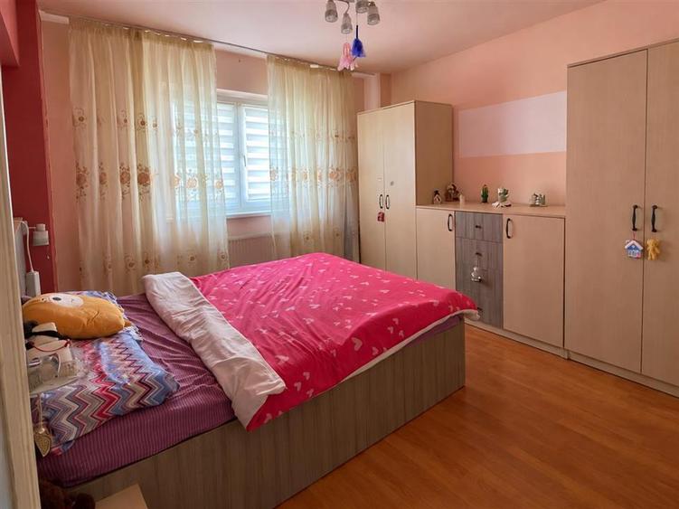 Apartament cu 3 camere decomandat, mobilat în Vasile Aaron