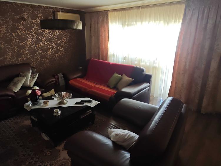 Apartament cu 3 camere decomandat în Exterior Vest
