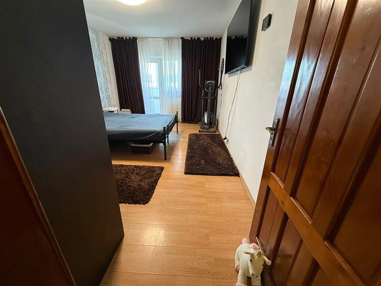 Apartament cu 3 camere decomandat, mobilat în Mircea cel Bătrân