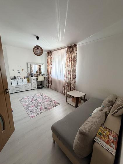 Apartament cu 3 camere semidecomandat în Exterior Vest