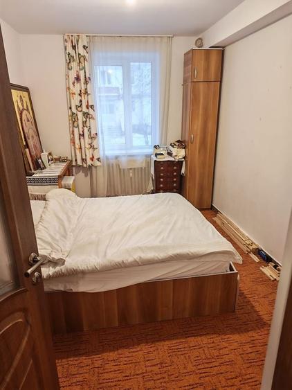 Apartament cu 4 camere semidecomandat, mobilat în Central