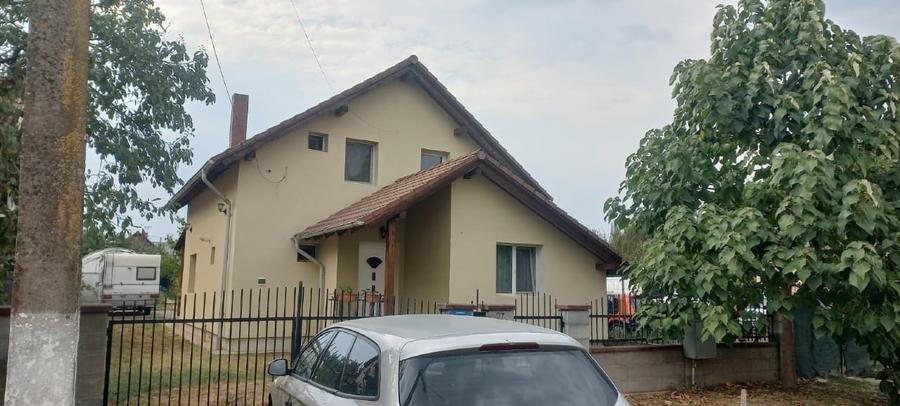 Casă individuală cu 4 camere cu Canalizare în Giarmata