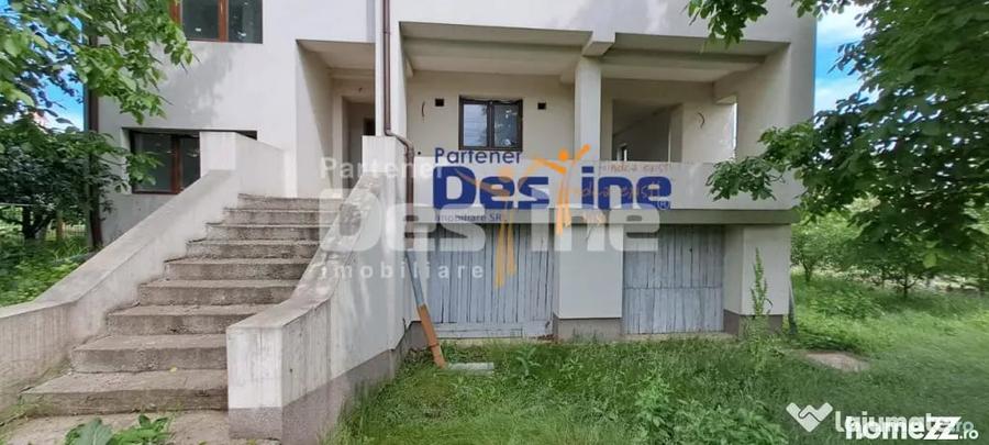 Casă cu 11 camere cu Teren 500 Mp în Valea Lupului