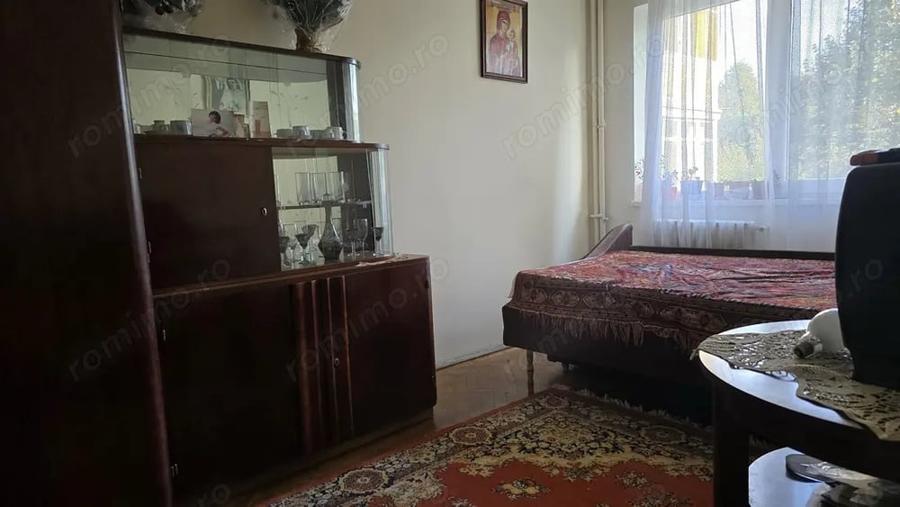 Apartament cu 3 camere semidecomandat în Zamfirescu