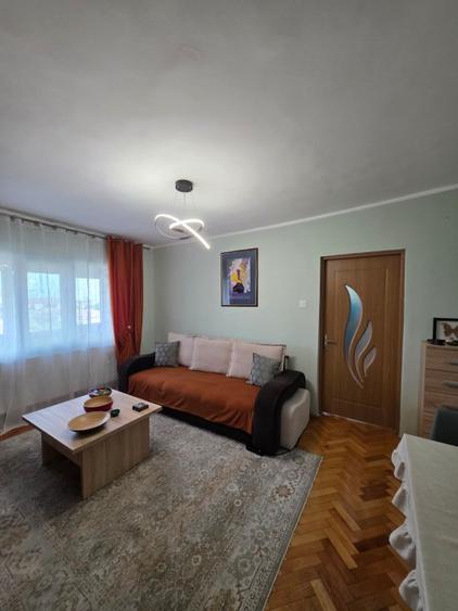 Apartament cu 3 camere semidecomandat în Circumvalațiunii