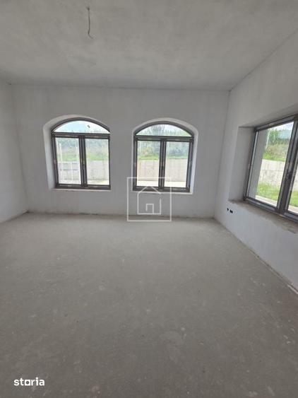 Casă cu 5 camere cu Teren 250 Mp în Axente Sever