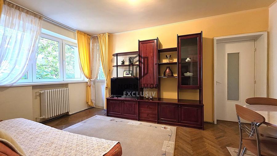 Apartament cu 3 camere semidecomandat, mobilat în Capitale