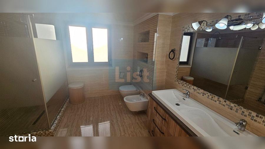 Casă cu 5 camere cu Teren 2400 Mp în Central
