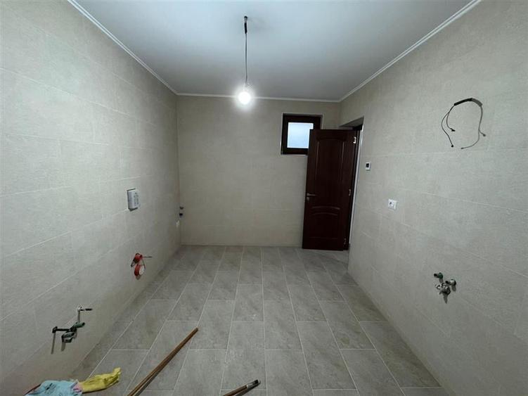 Casă individuală cu 4 camere cu Garaj în Central