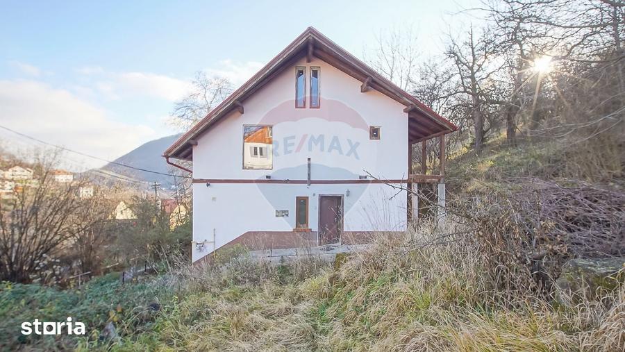 Casă cu 6 camere cu Teren 1000 Mp în Schei