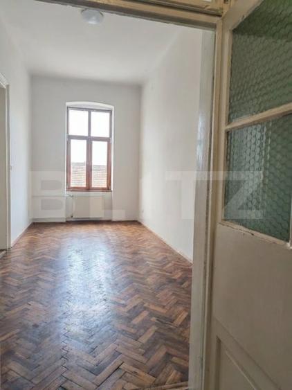 Apartament cu 3 camere semidecomandat în P-ța Maria