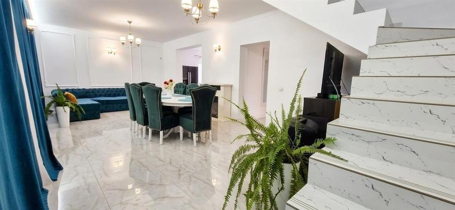 Casă cu 6 camere cu Teren 370 Mp în Haieu