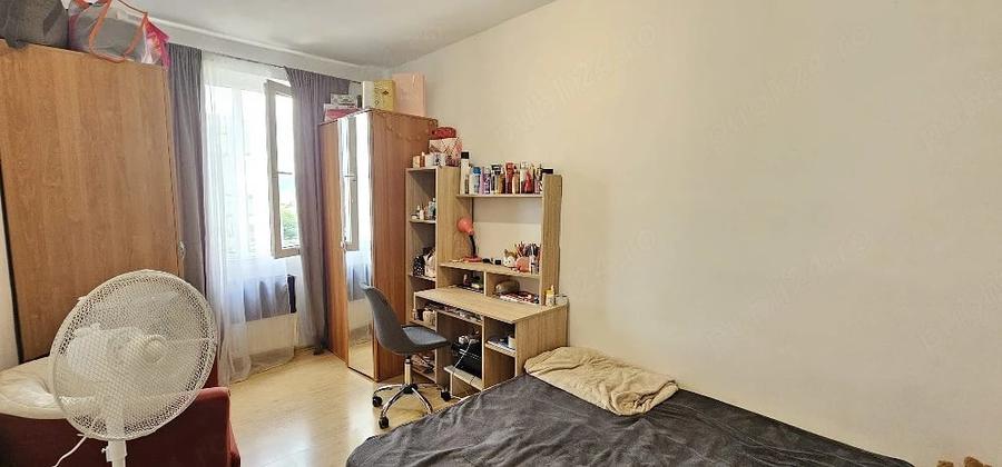 Apartament cu 3 camere semidecomandat în Central