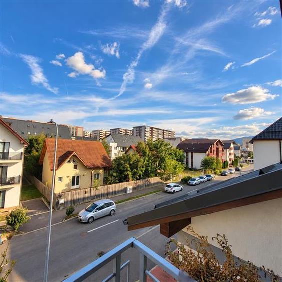 Apartament cu 3 camere decomandat în Tractorul
