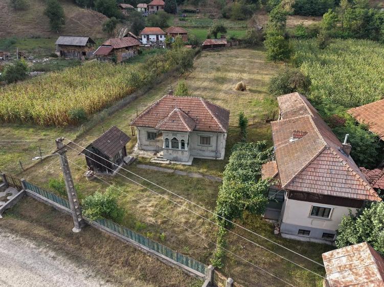 Casă cu 4 camere în Morăști
