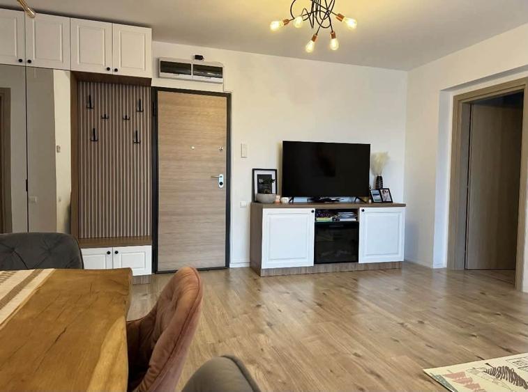 Apartament cu 4 camere semidecomandat în Băneasa