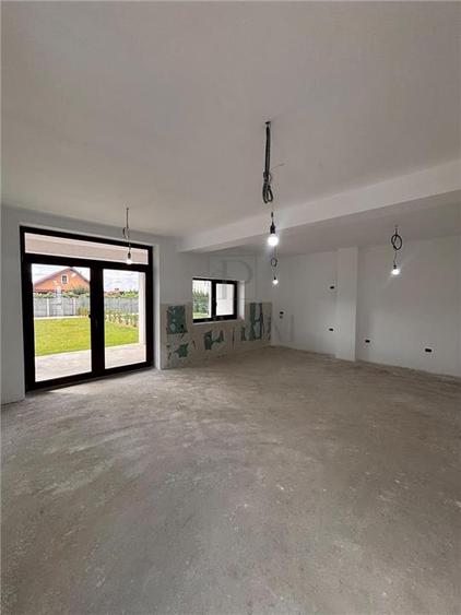 Duplex cu 5 camere cu Canalizare în Moșnița Nouă