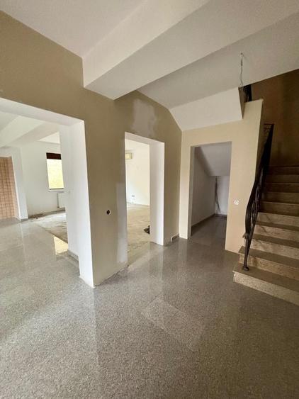 Casă individuală cu 8 camere cu Canalizare în Ion Creangă