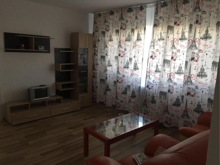 Apartament cu 3 camere decomandat în Exterior Vest