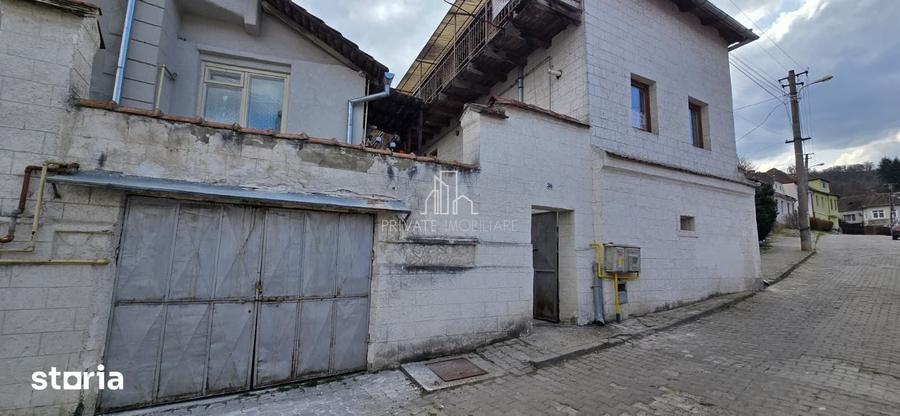 Casă decomandat cu Teren 1000 Mp în Central