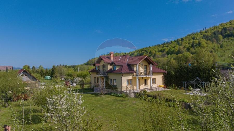 Casă individuală cu 10 camere cu Teren 2789 Mp în Glăjărie