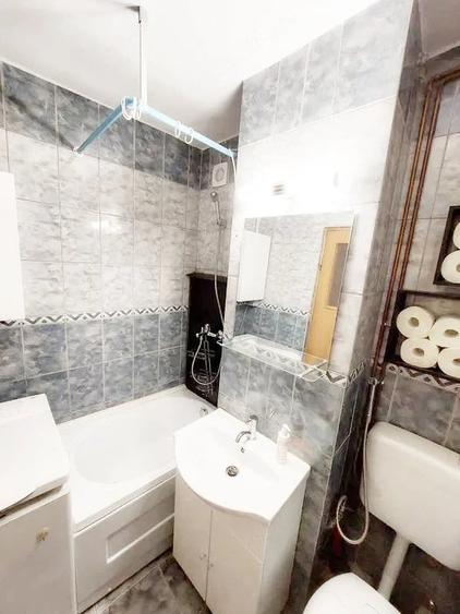 Apartament cu 3 camere semidecomandat, mobilat în Dacia