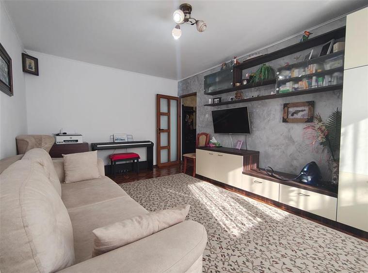 Apartament cu 3 camere decomandat, mobilat în Frumoasa