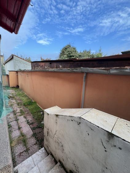 Casă individuală cu 8 camere cu Canalizare în Ultracentral