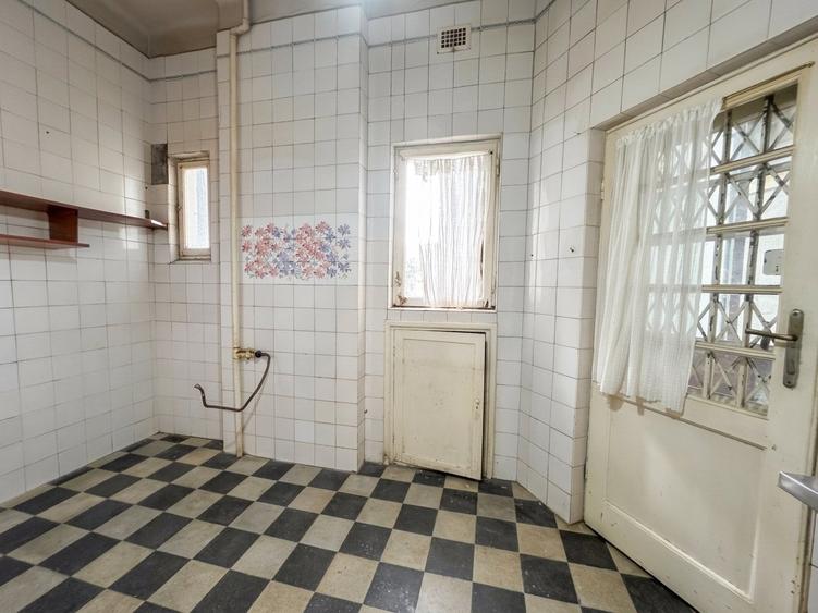 Apartament cu 4 camere decomandat în Armeneasca