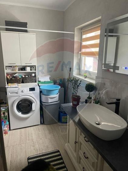 Casă individuală cu 5 camere cu Teren 343 Mp în Est
