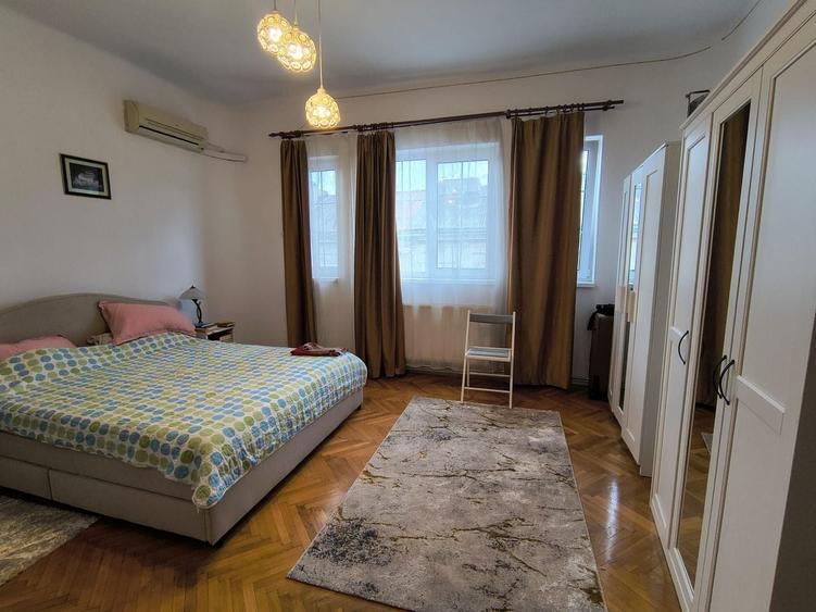 Apartament cu 3 camere semidecomandat, mobilat în Peninsula