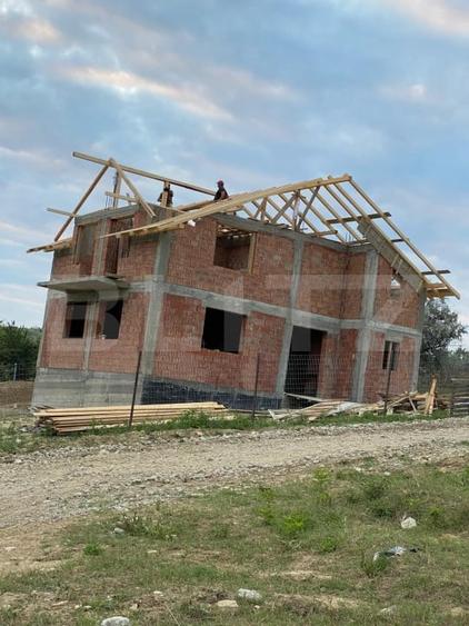 Casă individuală cu 4 camere cu Teren 500 Mp în Bucium