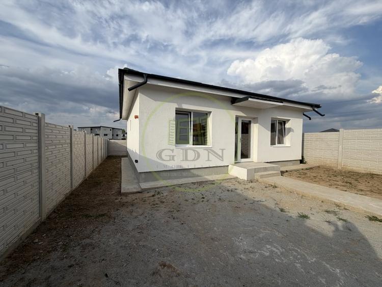 Casă individuală cu 3 camere cu Canalizare în Preajba
