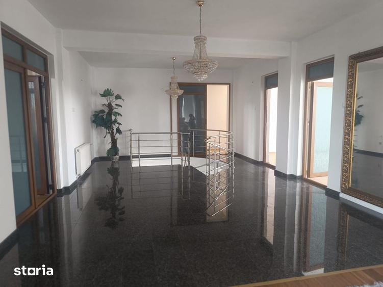 Casă cu 10 camere cu Teren 970 Mp în Calea București