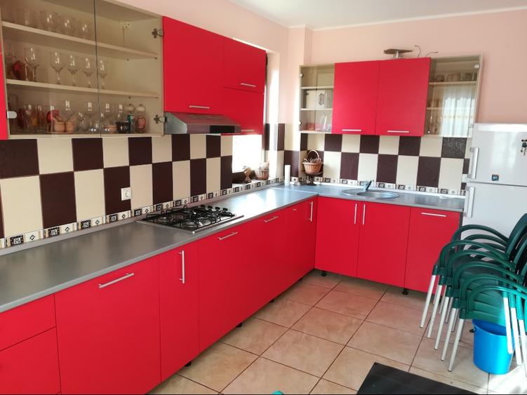 Casă individuală cu 5 camere cu Teren 2153 Mp în Central