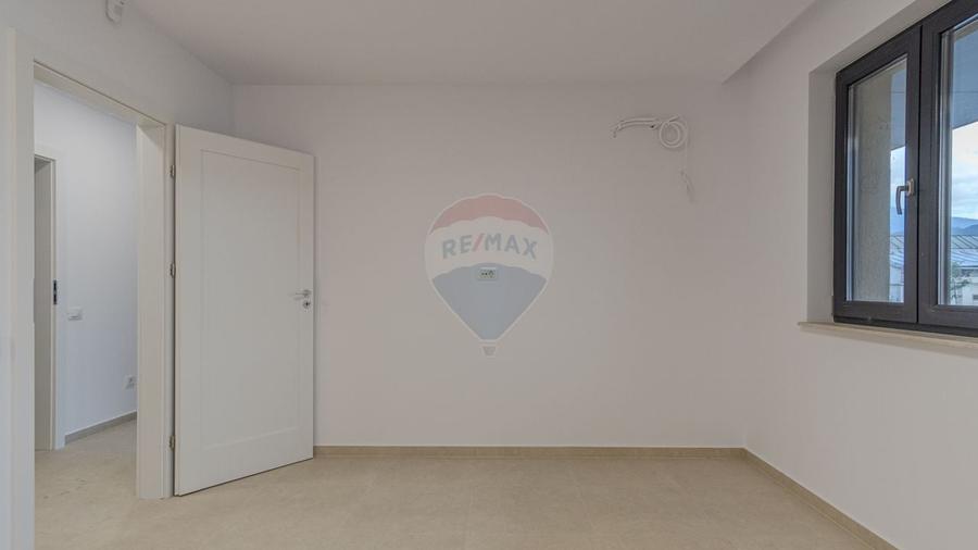 Apartament cu 9 camere decomandat în Astra