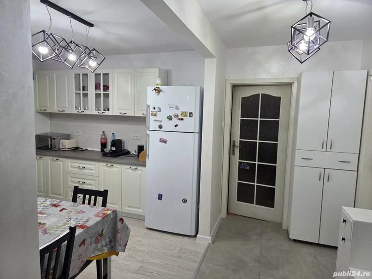 Apartament cu 3 camere decomandat în Craiovița Nouă