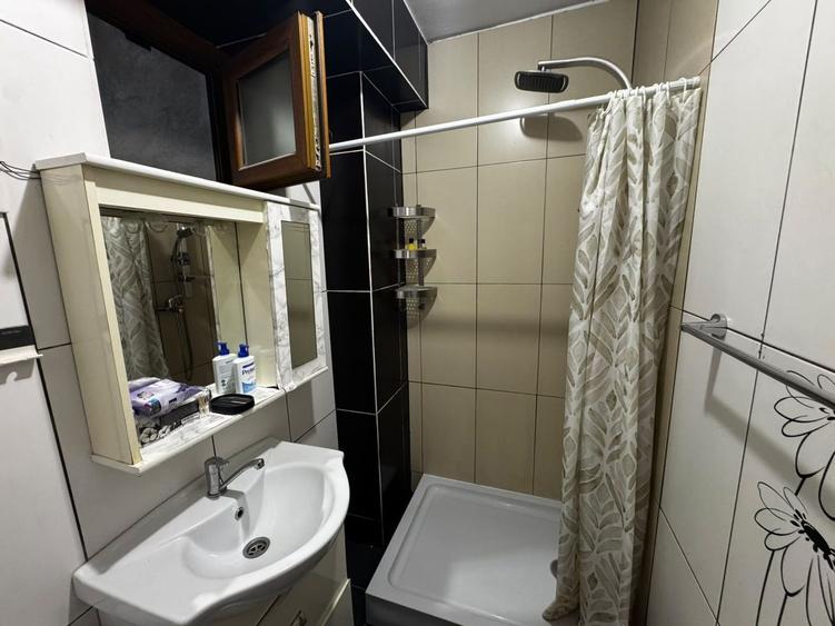 Apartament cu 3 camere semidecomandat, mobilat în Dacia