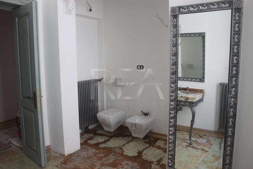Casă individuală cu 27 camere cu Canalizare în Central