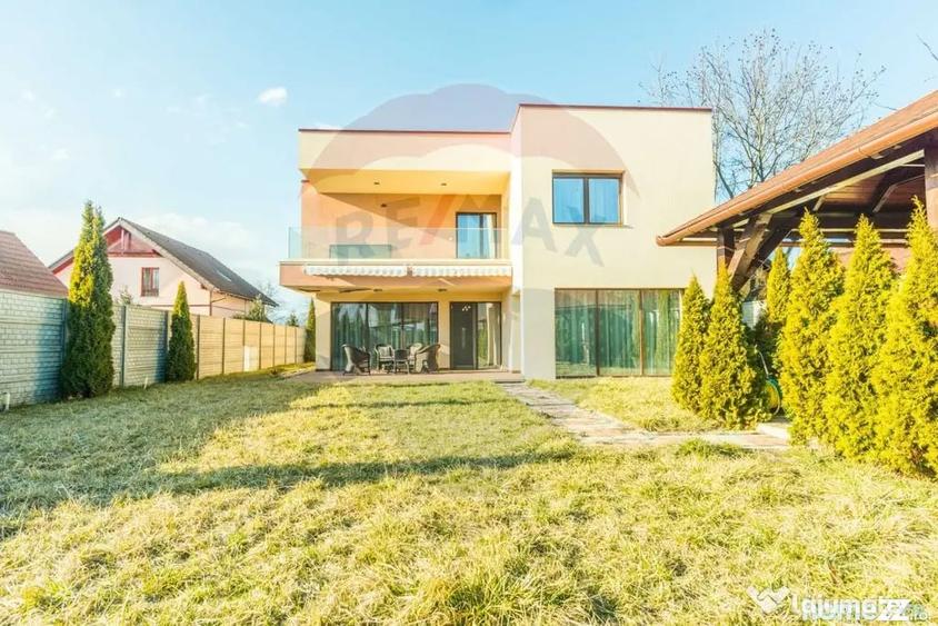 Casă cu 7 camere cu Teren 1071 Mp în Central