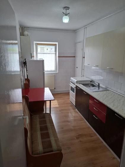 Proprietar inchiriez apartament 3 camere - 3