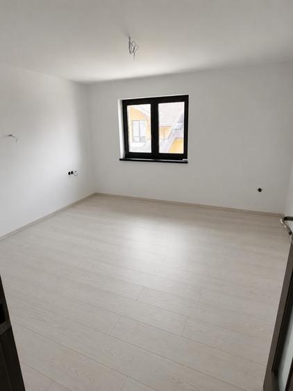 Casă individuală cu 4 camere cu Teren 800 Mp în Periferie