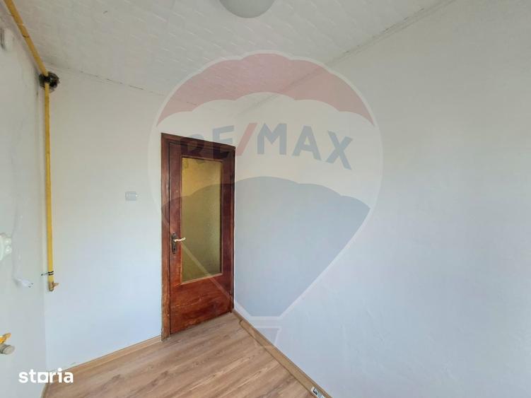 Apartament cu 3 camere semidecomandat în Romanilor