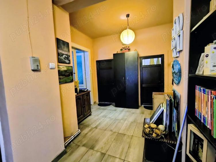 Apartament cu 3 camere decomandat în Schei