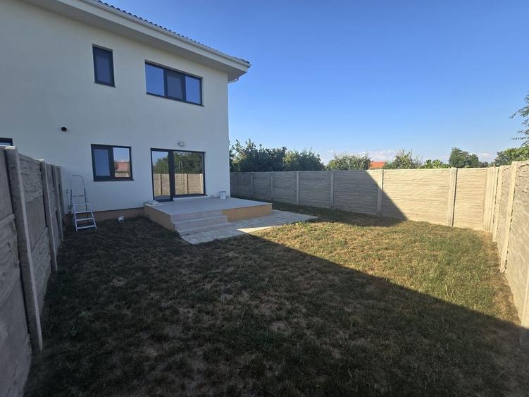 Duplex cu 4 camere cu Canalizare în Moșnița Nouă