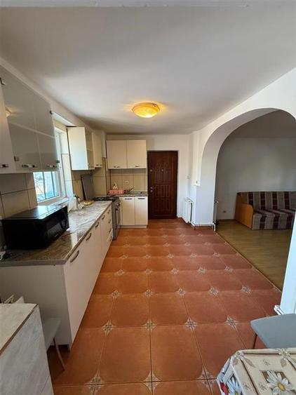 Apartament cu 3 camere decomandat, mobilat în Târgu Cucu