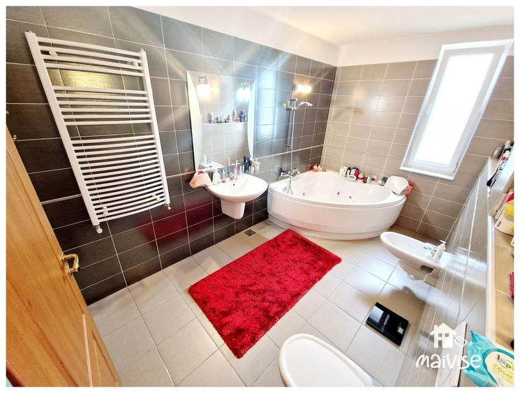 Casă individuală cu 10 camere cu Canalizare în Central