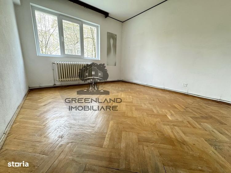 Apartament cu 3 camere semidecomandat în Podu Roș