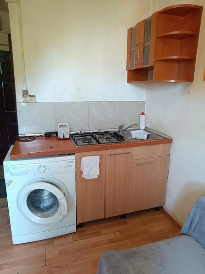 Garsonieră decomandată în Girocului
