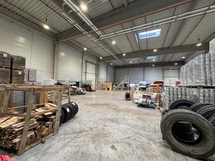 Spațiu industrial, de 1,000 mp, în Tractorul